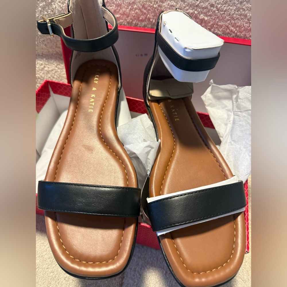 * NEW * NEVER WORN * Kelly & Katie Black and Tan Sandals - Size 8 - Nymie
